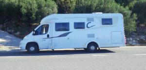 Genießen Sie den Komfort der Carado T448/T334 Reisemobile wie Einzelbetten und Hubbett, Sat – Anlage, Markise, Kühlschrank, Fahrerhausklima…..